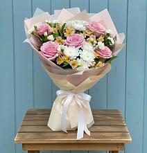 Букет цветов из:  Гвоздики, Орхидеи и Розы в Устье