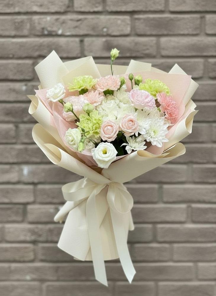 Букет цветов из: Гвоздики, Розы, Лизиантусы и Хризантемы в Устье
