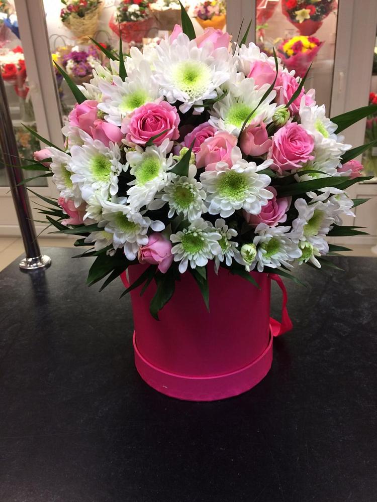 Цветочная композиция из Розы и Хризантемы в шляпной коробке в Устье