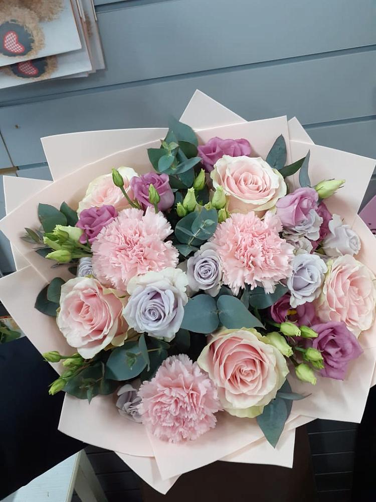 Букет цветов из: Розы, Гвоздики и Лизиантусы в Устье